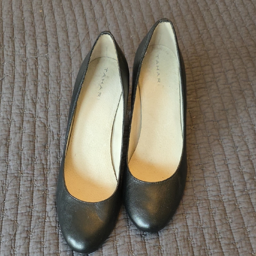 Tahari Black Leather Rounded-Toe Women's Pumps